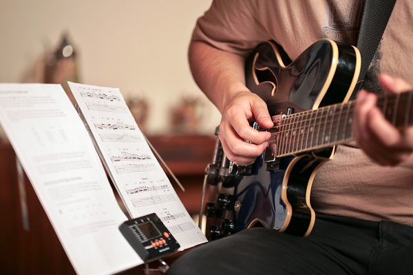 Cách Tự Học Đàn Guitar Tại Nhà